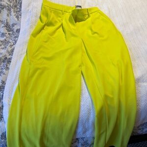 Brand new with tag Vero Moda yellow size medium/32 waist trousers